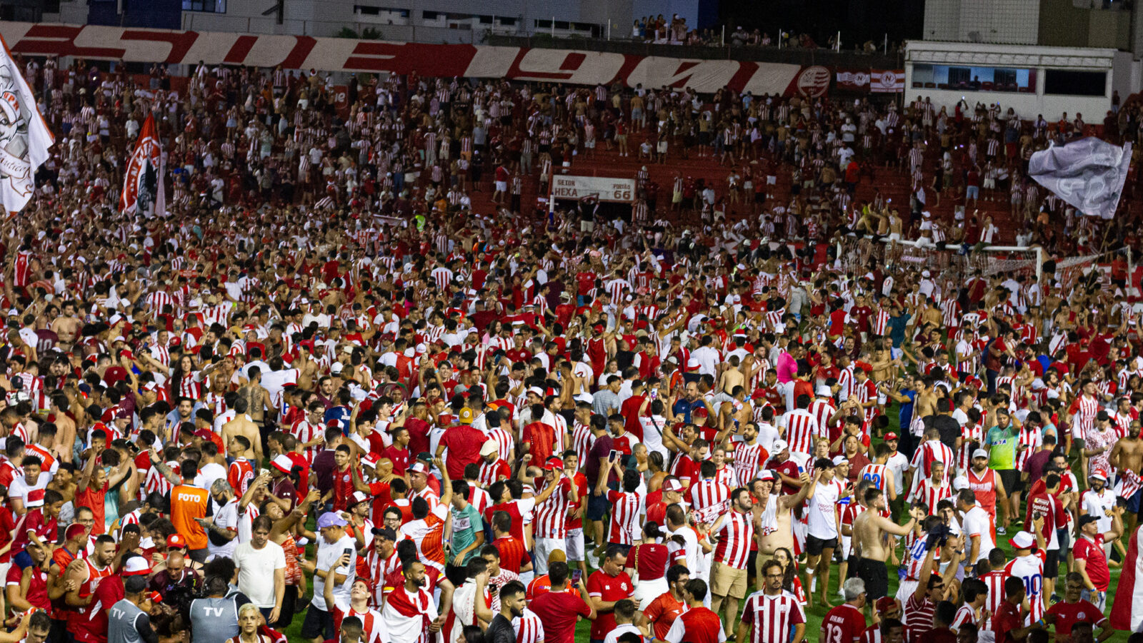 Torcida do Náutico invade gramado dos Aflitos