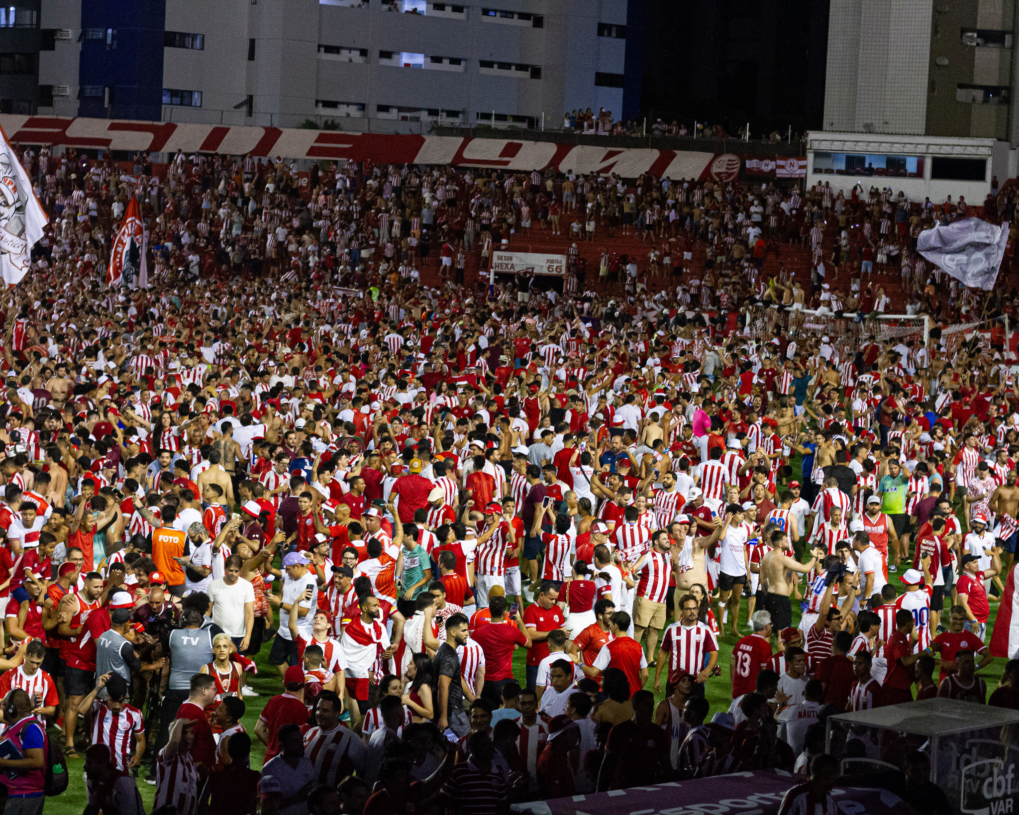 Paulo Sérgio decide, Náutico vence Brusque e conquista acesso à Série B 3 Torcida do Náutico invade gramado dos Aflitos