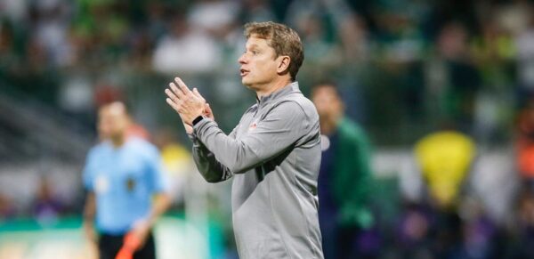 Vitória pode ter "novo alvo" na luta contra o rebaixamento na Série A; Saiba quem 1 Fernando Seabra deixou o comando do Massa Bruta - Foto: Ari Ferreira/Red Bull Bragantino.