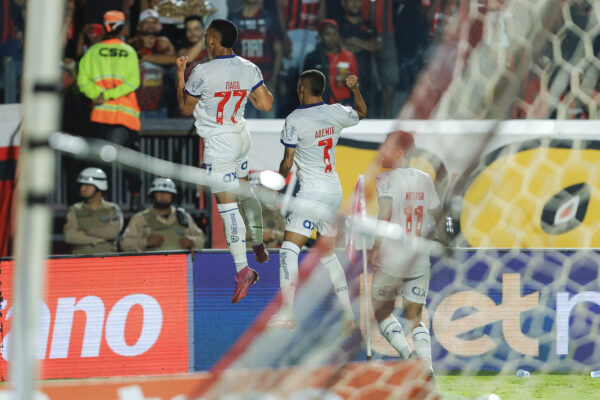 Em clássico recheado de emoção e cartões, Vitória vence Bahia e encerra tabu de 11 anos 2 Tiago fez o gol do empate tricolor - Rafael Rodrigues/EC Bahia