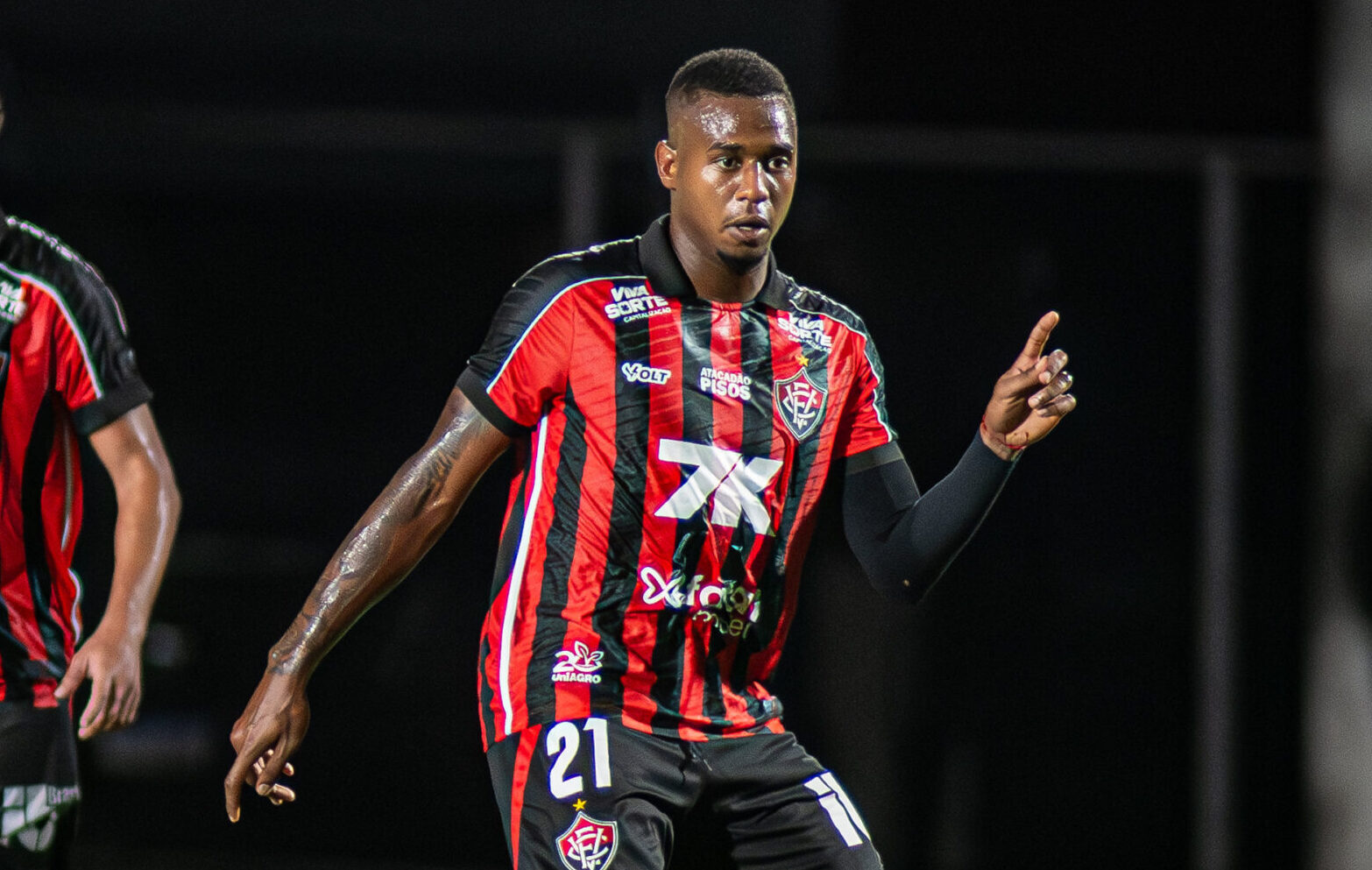 Vitória: Expulso no Ba-Vi, Dudu recebe “perdão” de Jair Ventura