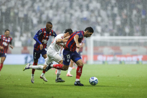 Debaixo de muita chuva, Bahia vence Internacional na Fonte Nova e se aproxima do G4 da Série A 2 Chuva foi personagem neste Bahia x Internacional - Foto: Rafael Rodrigues/EC Bahia