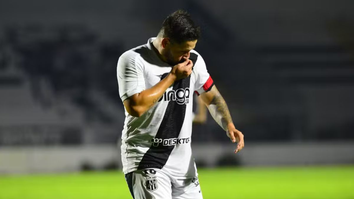 Santa Cruz realiza sondagem pelo meia Elvis, da Ponte Preta