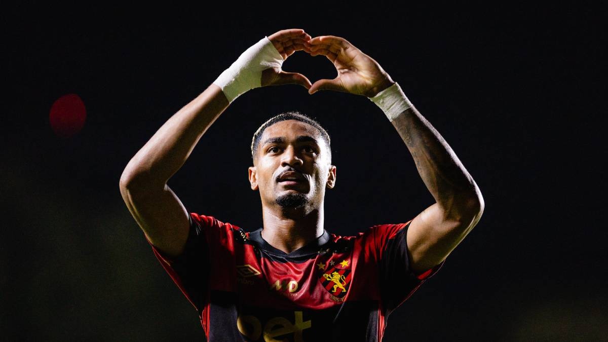 Derik Lacerda, atacante do Sport, foi sondado pelo Grupo City para defender o Bahia em 2026