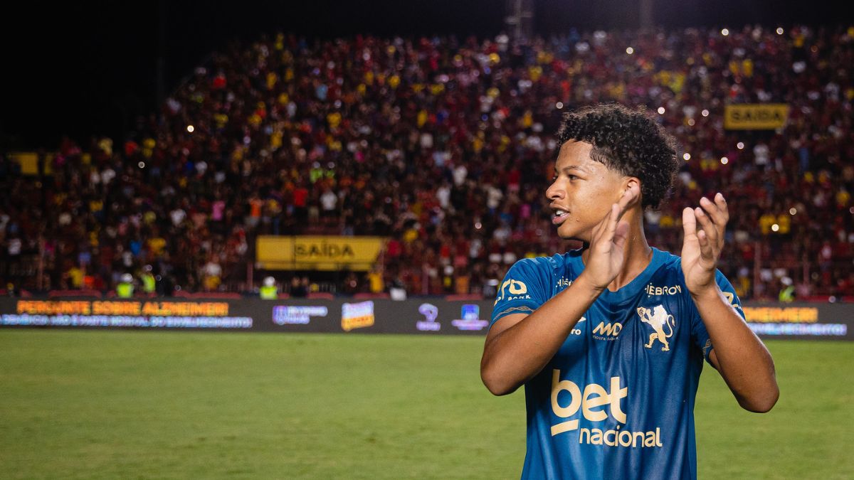 Zé Lucas, do Sport, durante jogo do Brasileirão 2025 na Ilha do Retiro