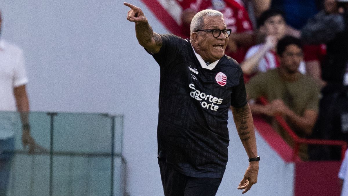 Hélio dos Anjos se diz chateado com ausências de Paulo Sérgio e Otusanya no Náutico e dispara: “Se deixarmos acontecer, vira bagunça” 3 Hélio dos Anjos, técnico do Náutico 2025