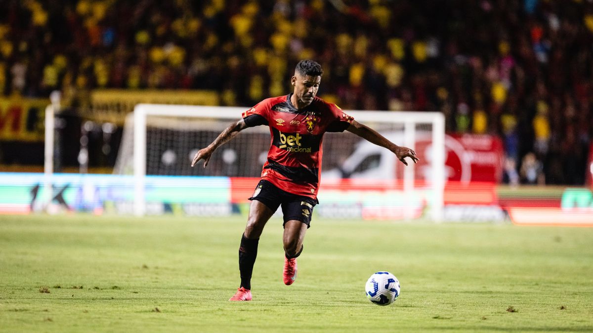 Sport perde Aderlan para duelo contra o Internacional; Rivera e Ramon retornam de suspensão 1 Aderlan, lateral do Sport, em partida contra o Ceará na Ilha pela Série A 2025