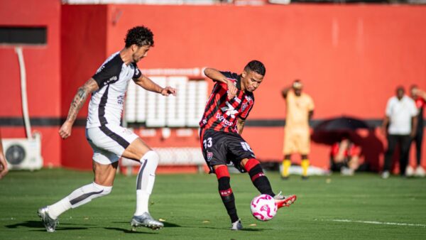 Vitória x Corinthians, pela Série A 2025, no Barradão - na foto, Erick