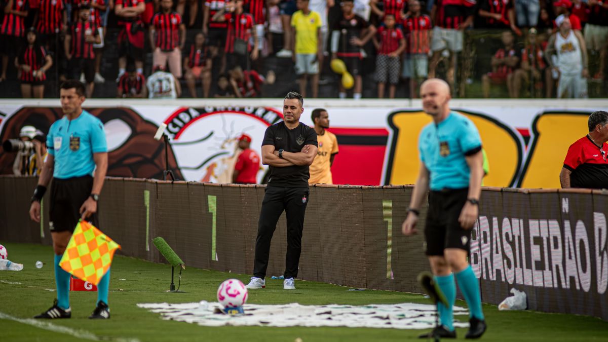 Vitória x Corinthians, pela Série A 2025, no Barradão - Na foto, Jair Ventura