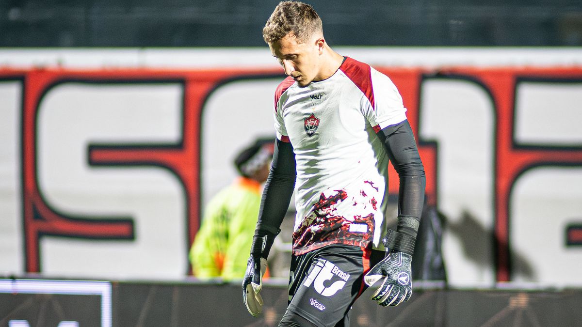 Com Arcanjo lesionado e suspenso, Thiago Couto assume meta do Vitória