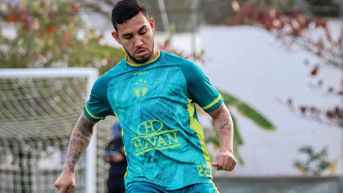 Santa Cruz assina pré-contrato com lateral-esquerdo Alex Ruan, do Brusque