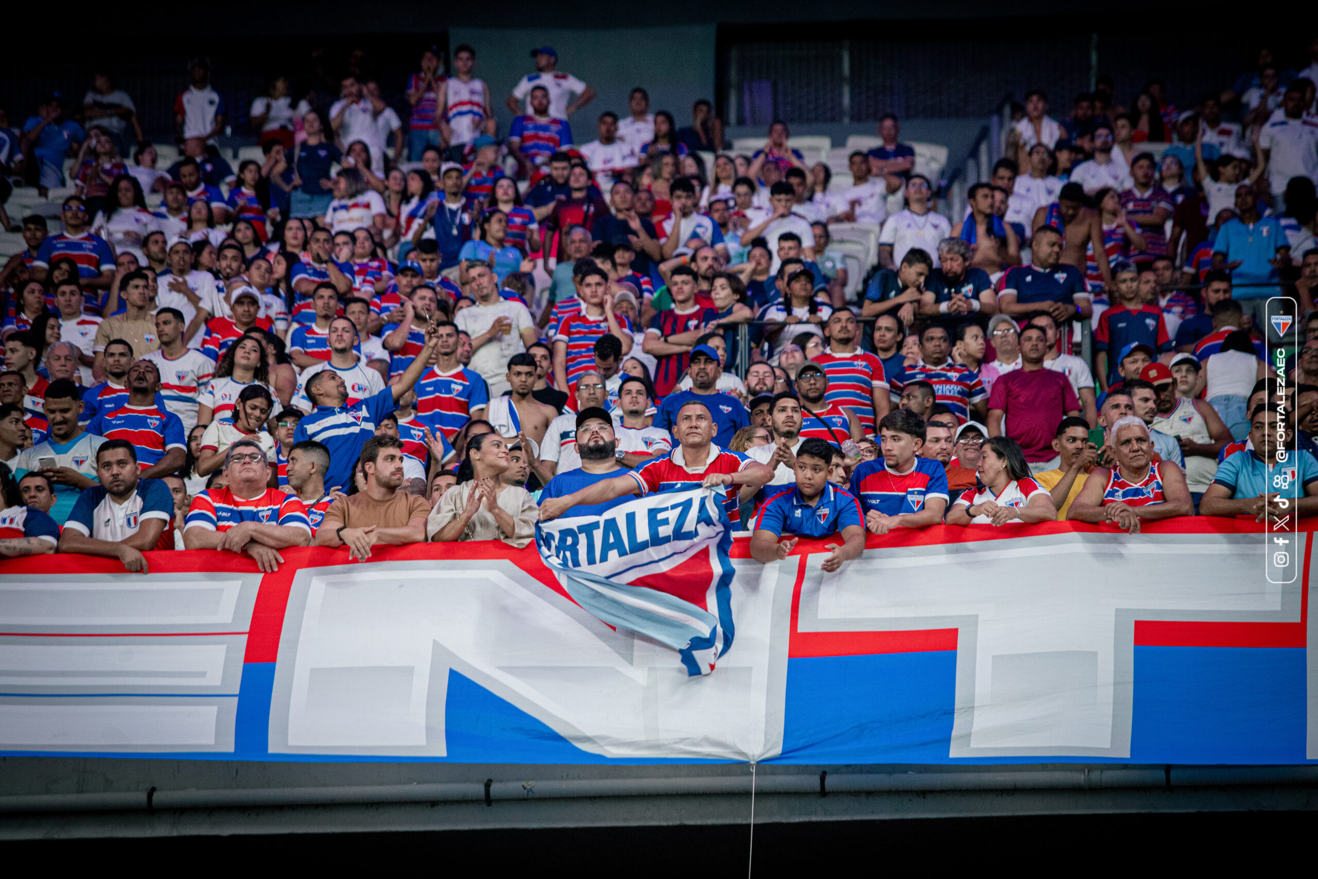 Aerolaion: torcida do Fortaleza presta apoio ao time no embarque para jogo contra o Santos
