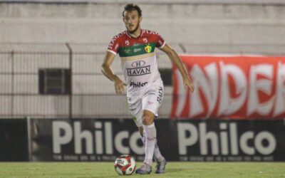 Santa Cruz acerta pré-contrato com zagueiro Ianson, ex-Brusque