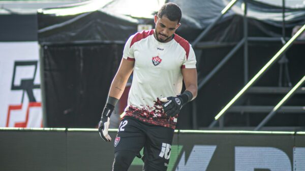 Lucas Arcanjo volta a atuar pelo Vitória após mais de três meses afastado por lesão 2 Lucas Arcanjo se lesiona e está fora do restante de temporada do Vitória