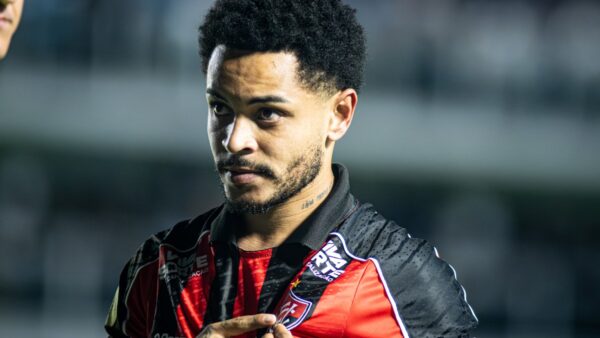 Reforço do Vitória troca de apelido para não gerar confusão com outro atleta 2 Matheuzinho, meia do Vitória em jogo contra o Santos, pelo Brasileirão 2025