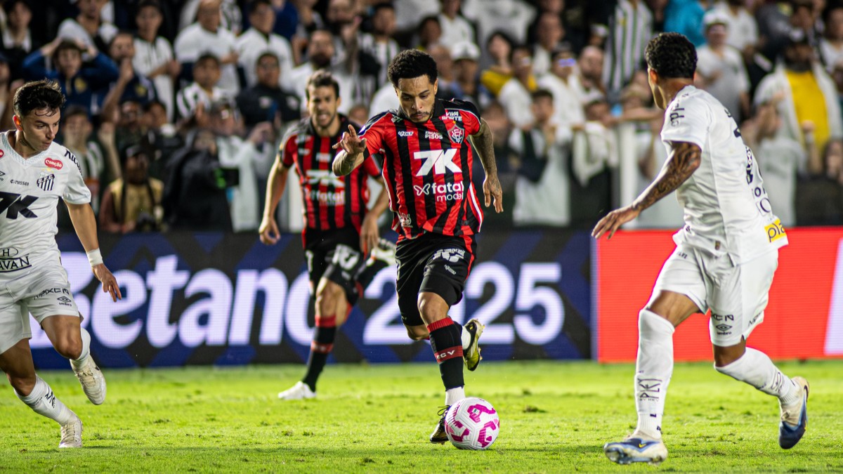 Matheuzinho, meia do Vitória em jogo contra o Santos, pelo Brasileirão 2025