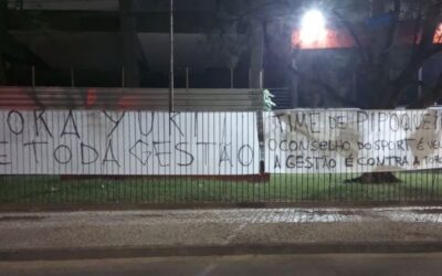 Torcedores do Sport protestam contra Yuri Romão, elenco e Conselho com faixas na Ilha do Retiro