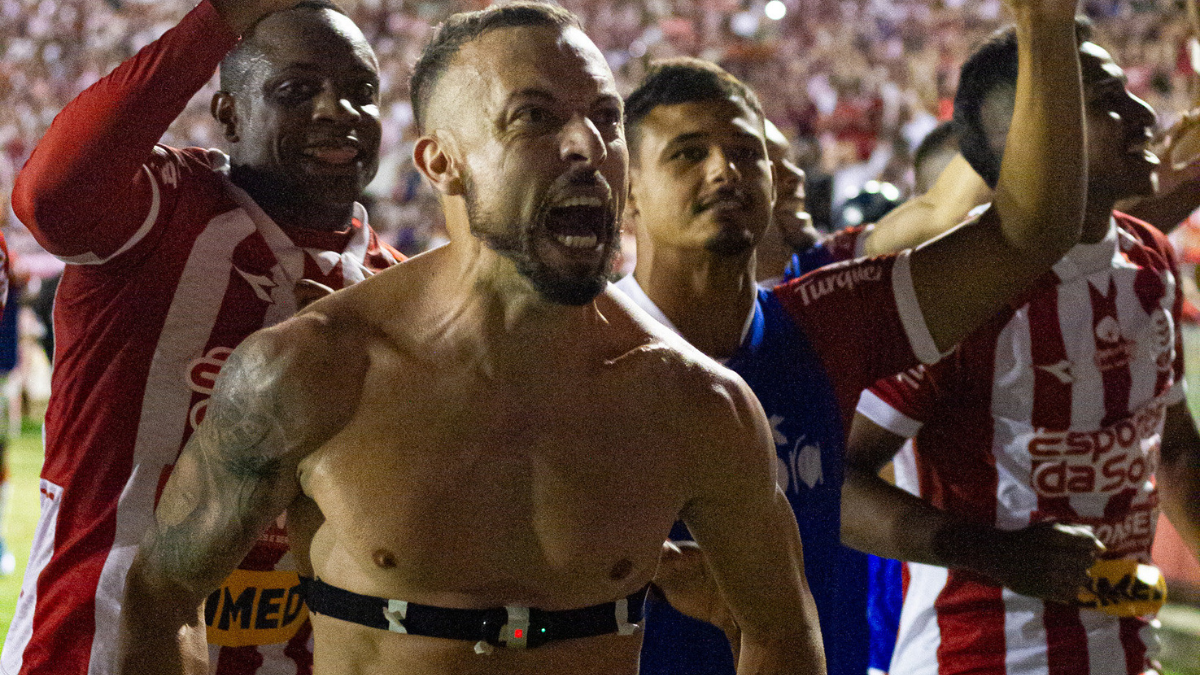 Herói do acesso, Paulo Sérgio jogou no sacrifício em vitória do Náutico contra o Brusque 1 Paulo Sérgio celebra acesso com o Náutico.