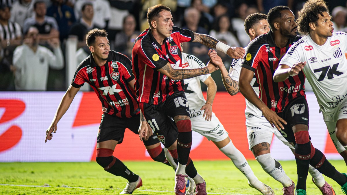 Renzo López, atacante do Vitória em jogo contra o Santos, pelo Brasileirão 2025
