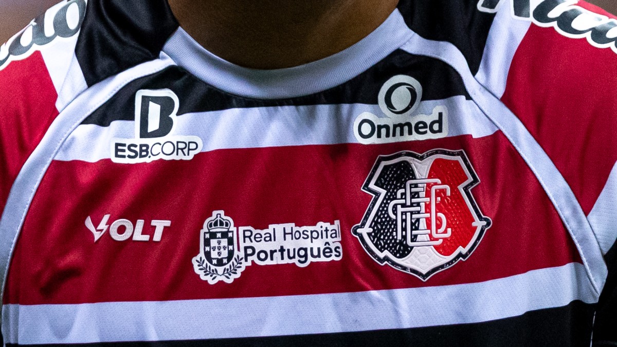 Santa Cruz: Restam "detalhes burocráticos" para fechar com a Reebok como nova fornecedora de material esportivo 1 Camisa do Santa Cruz usada em 2025, última feita pela Volt; A partir de 2026, o Tricolor deve usar material feito pela Reebok