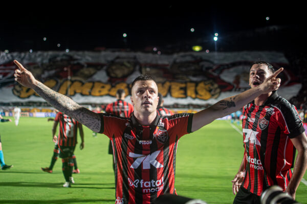 Em clássico recheado de emoção e cartões, Vitória vence Bahia e encerra tabu de 11 anos 1 Renato Kayzer comemora seu gol - Foto: Victor Ferreira/EC Vitória