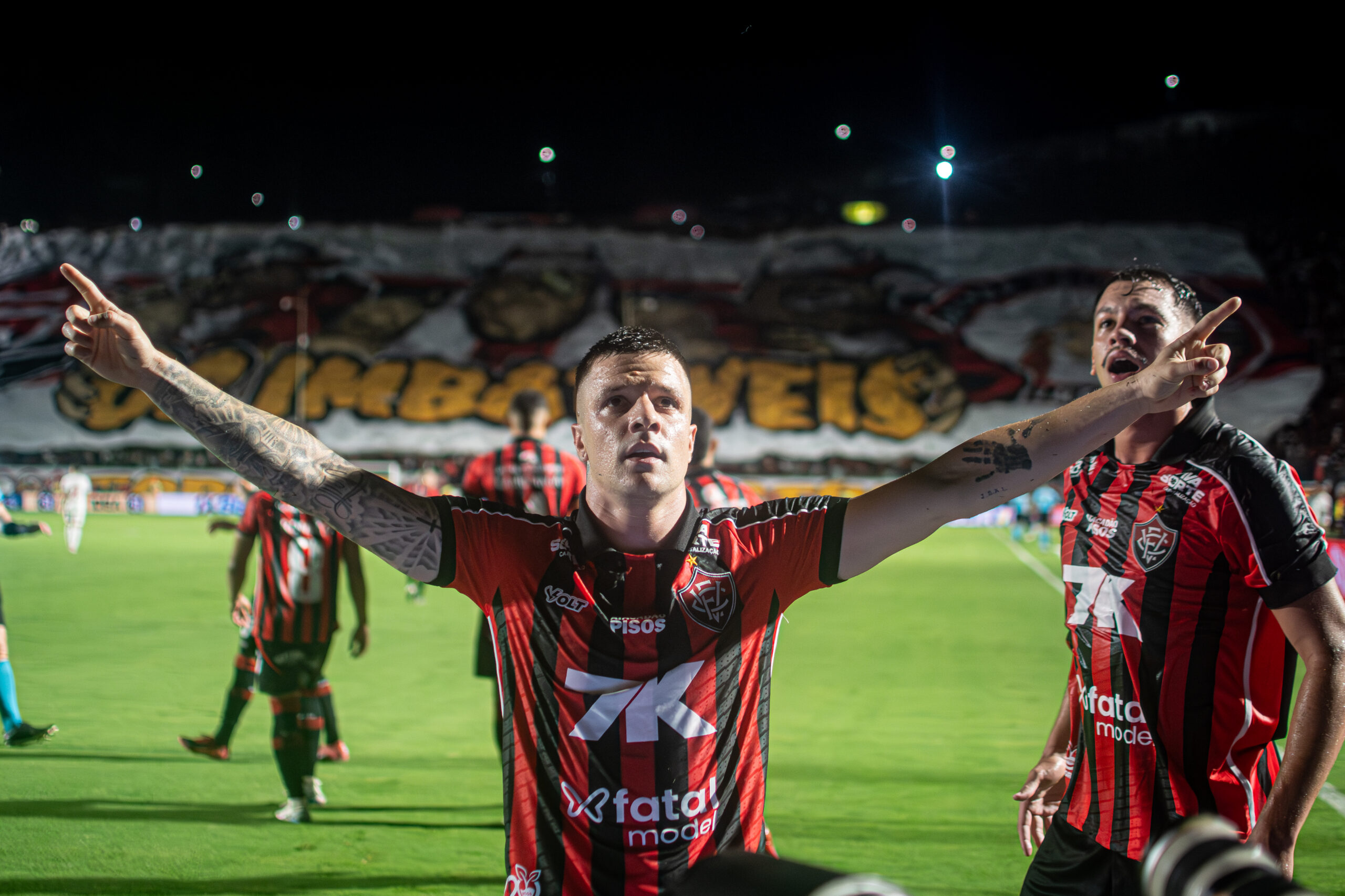 Em clássico recheado de emoção e cartões, Vitória vence Bahia e encerra tabu de 11 anos