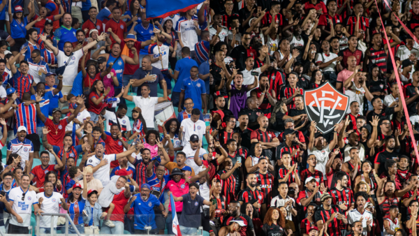 Torcidas de Bahia e Vitória - Fotos: Rafael Rodrigues/EC Bahia; Victor Ferreira/EC Vitória