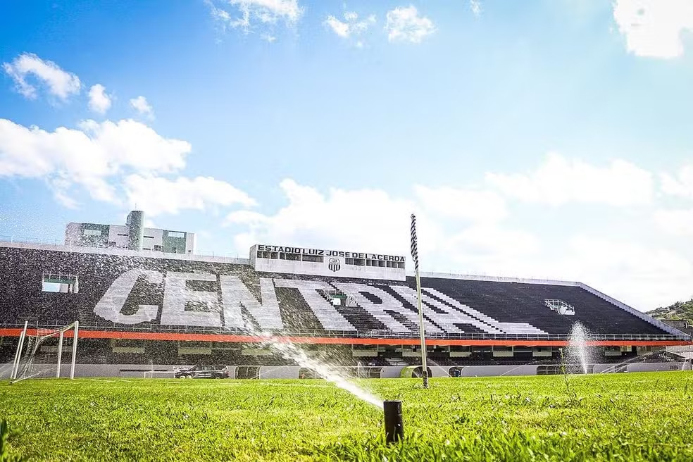Central lança campanha para troca do gramado do Lacerdão