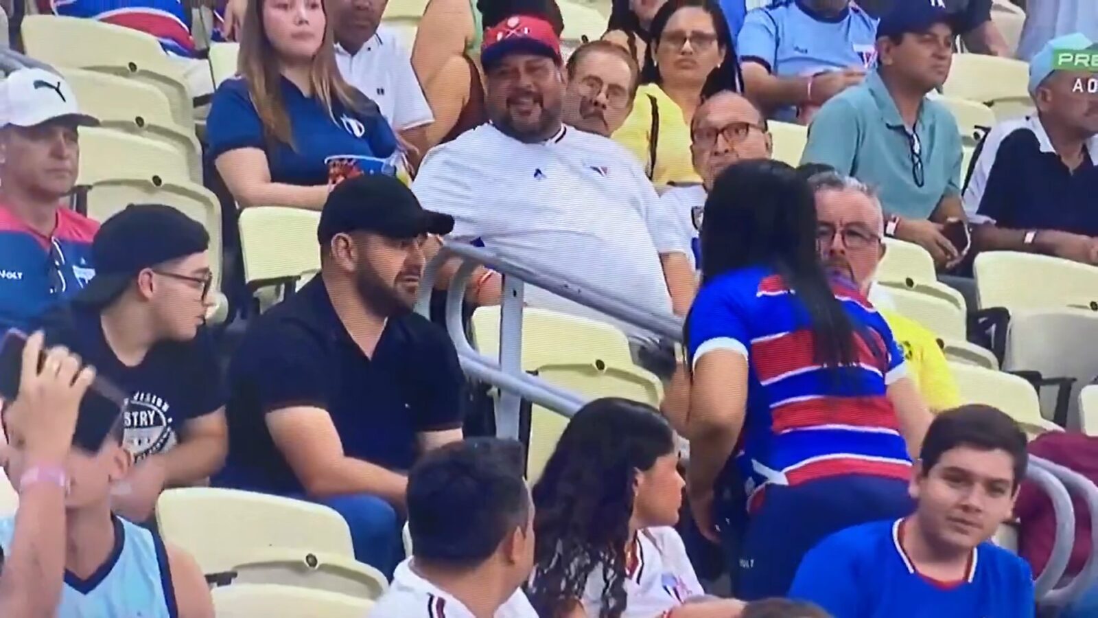 Torcedora do Fortaleza discute com supostos torcedores do Flamengo na torcida mandante