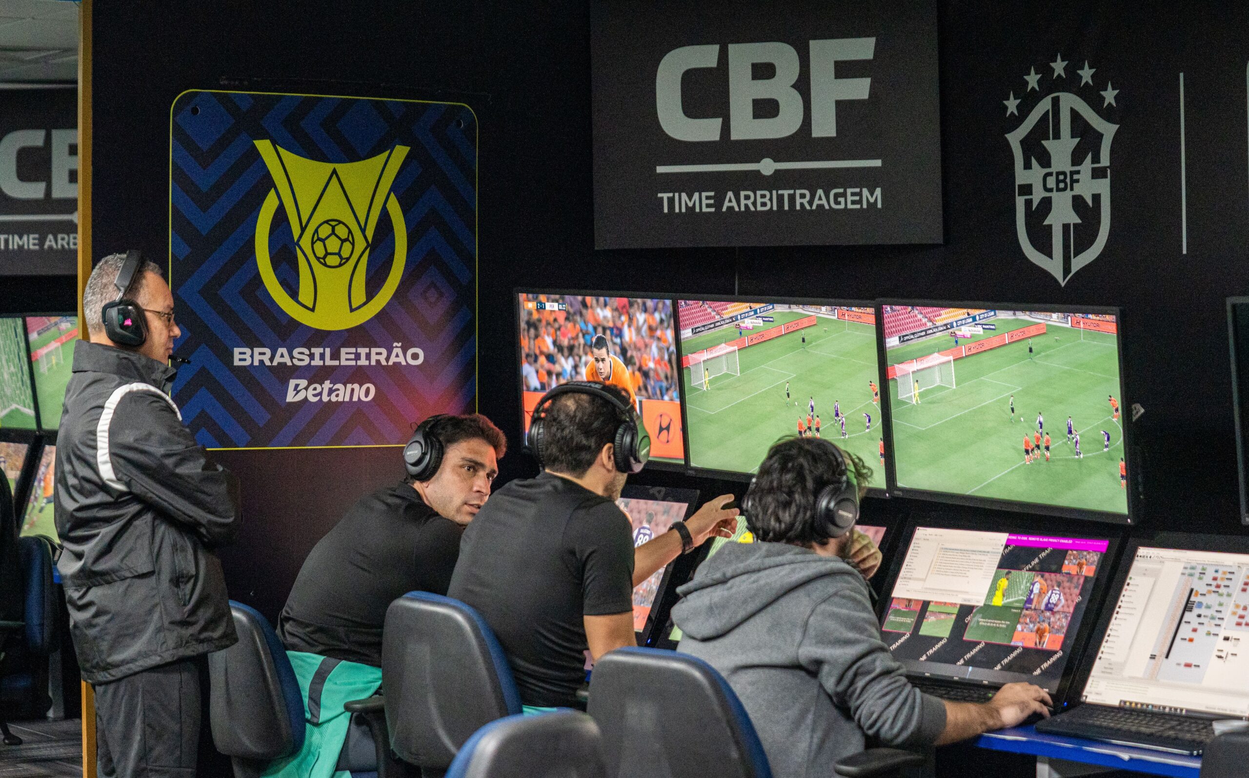 CBF anuncia que irá divulgar áudios e vídeos das decisões da arbitragem sem a revisão da cabine do VAR; entenda