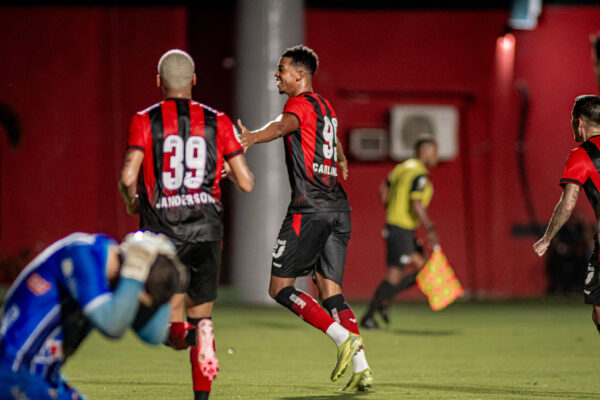 Depois de oito meses, Vitória volta a vencer por mais de um gol de diferença 1 Janderson e Carlinhos marcaram contra o Atlético - Foto: Victor Ferreira/EC Vitória