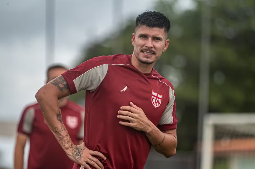 CRB renova contrato do lateral-esquerdo Léo Campos