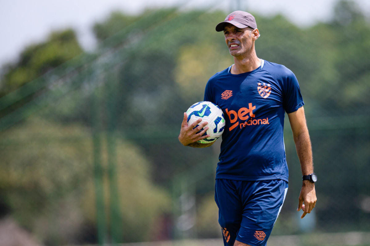 Sport decide demitir o auxiliar técnico César Lucena