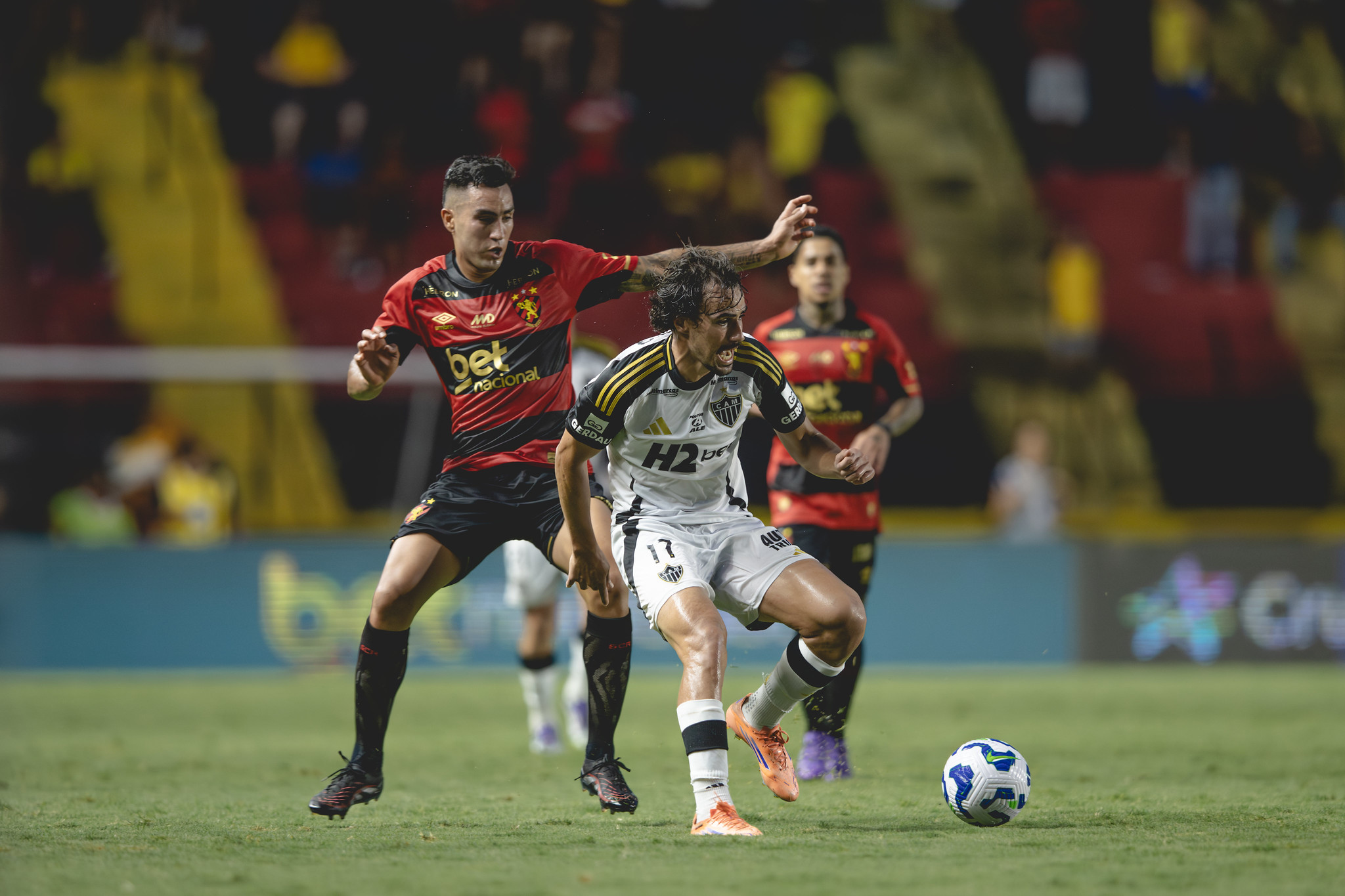 Léo Pereira marca duas vezes, mas Sport leva virada do Atlético-MG e sai vaiado pela torcida na Ilha do Retiro