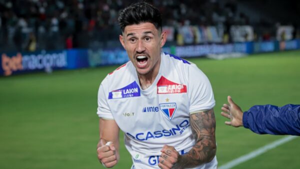 Bareiro mantém foco no Fortaleza e reconhece esforço do clube para sua permanência: “Me valoriza muito” 1 Adam Bareiro, atacante do Fortaleza, em jogo contra o Red Bull Bragantino, pela Série A 2025