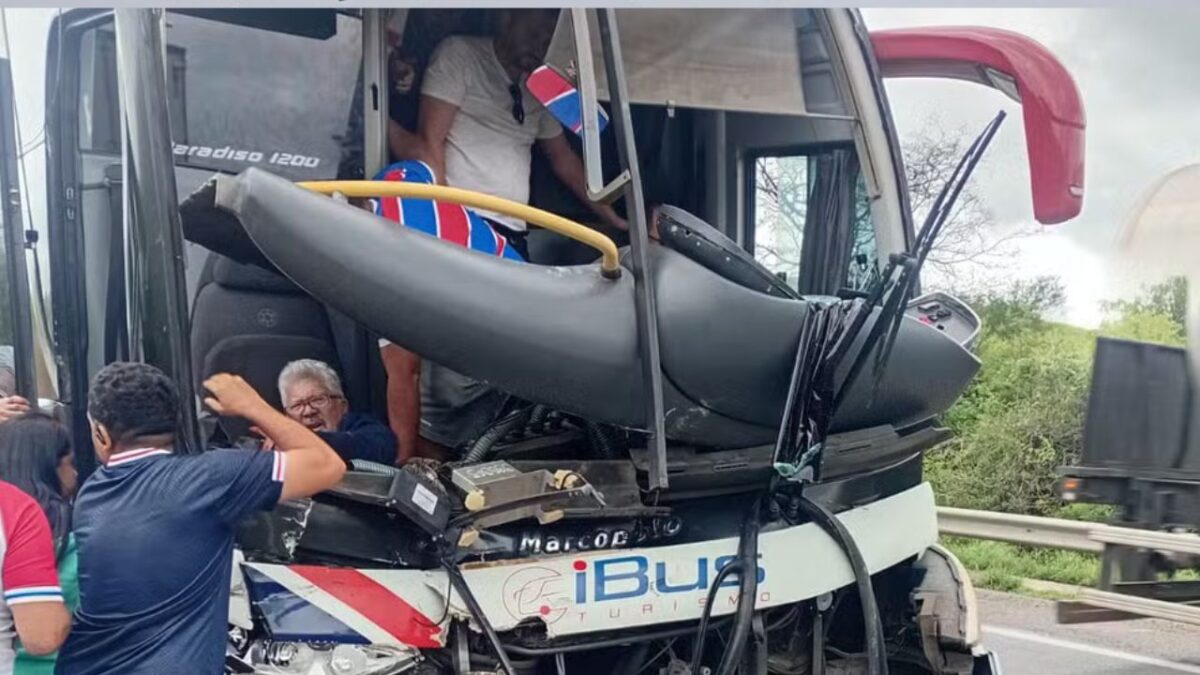 Ônibus com torcedores do Fortaleza sofre acidente na volta da viagem de Bragança-SP