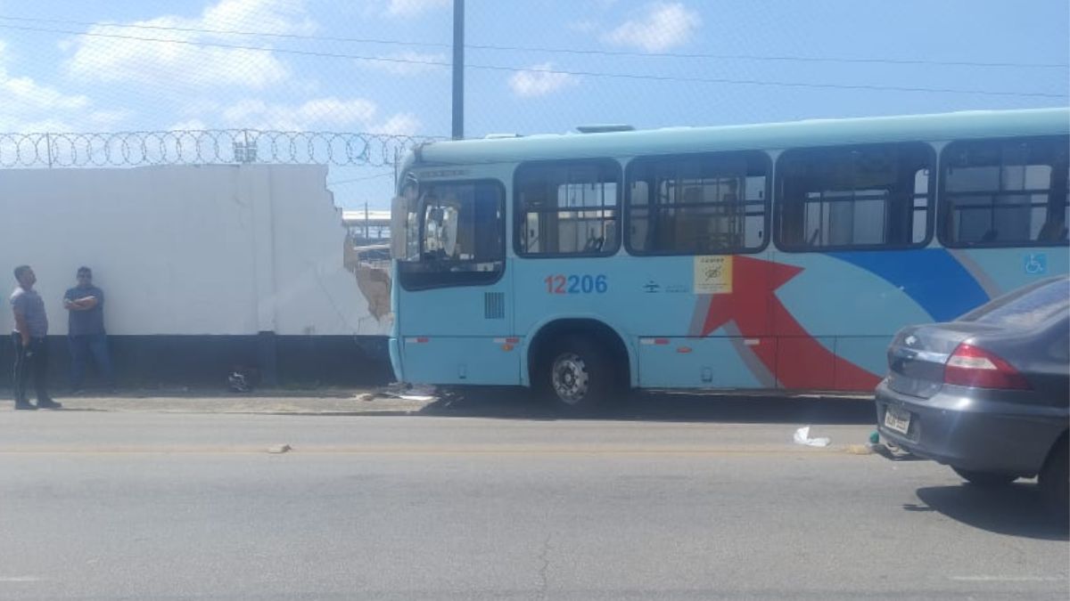 Ônibus perde o controle e derruba parte do muro da sede do Ceará