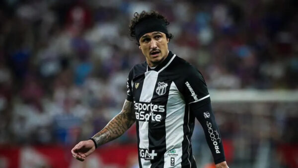 Vina se desculpa por expulsão cedo em derrota do Ceará: “Excesso geralmente atrapalha” 1 Vina - Ceará - Desfalque - Inter - Expulso