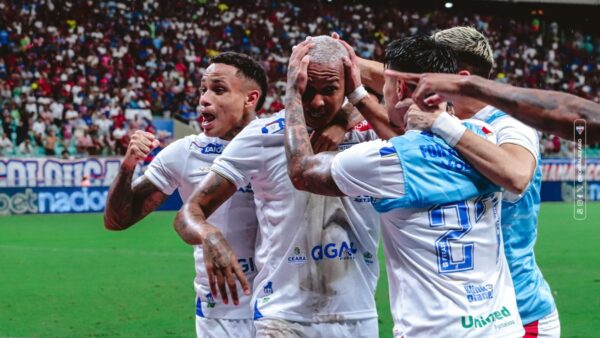 Com Deyverson, Fortaleza chega a 16 saídas oficiais de jogadores 1 Atacante Deyverson, do Fortaleza, comemora gol marcado contra o Bahia pela Série A 2025