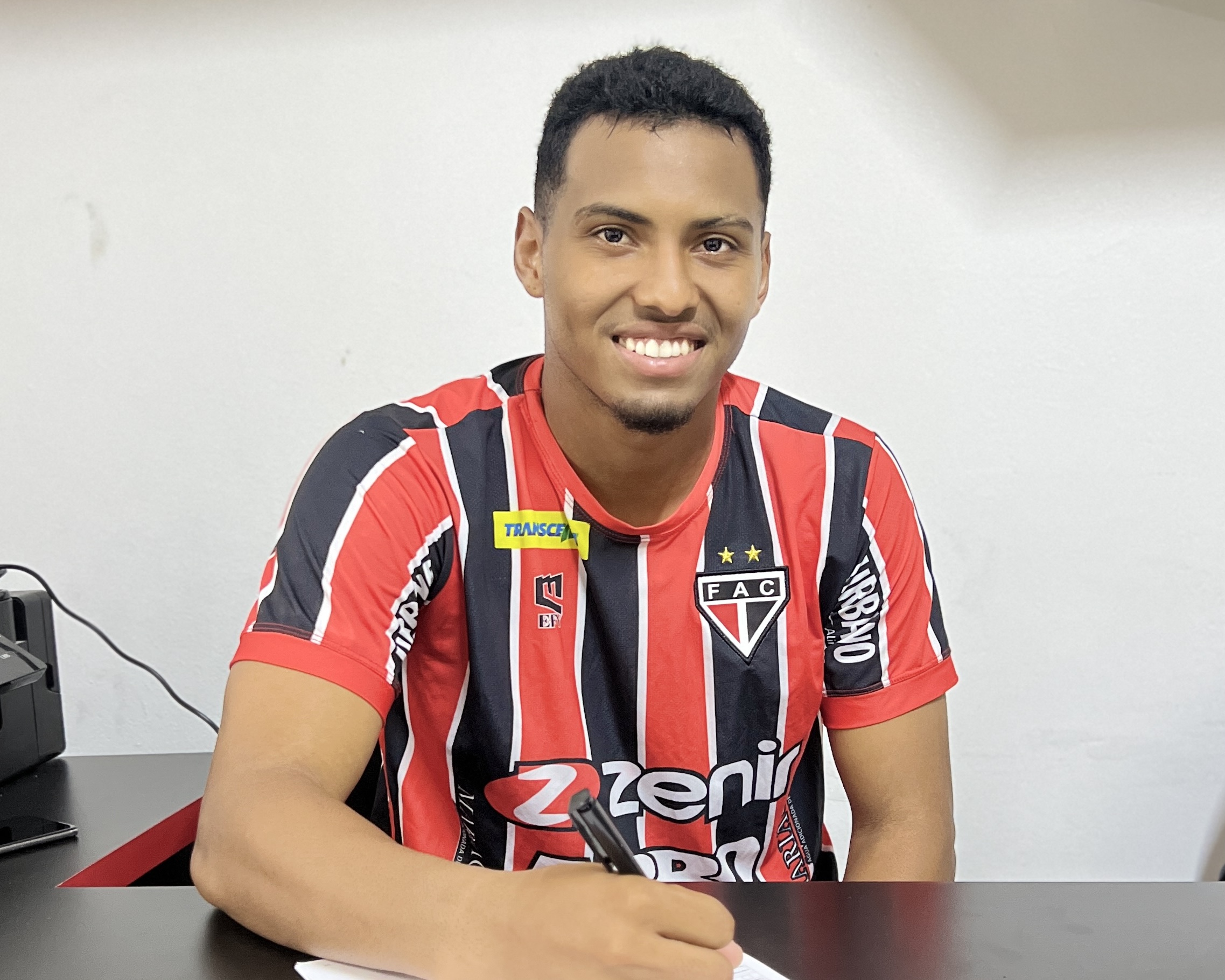 Ferroviário renova contrato do atacante Paulo Ricardo, promessa das categorias de base