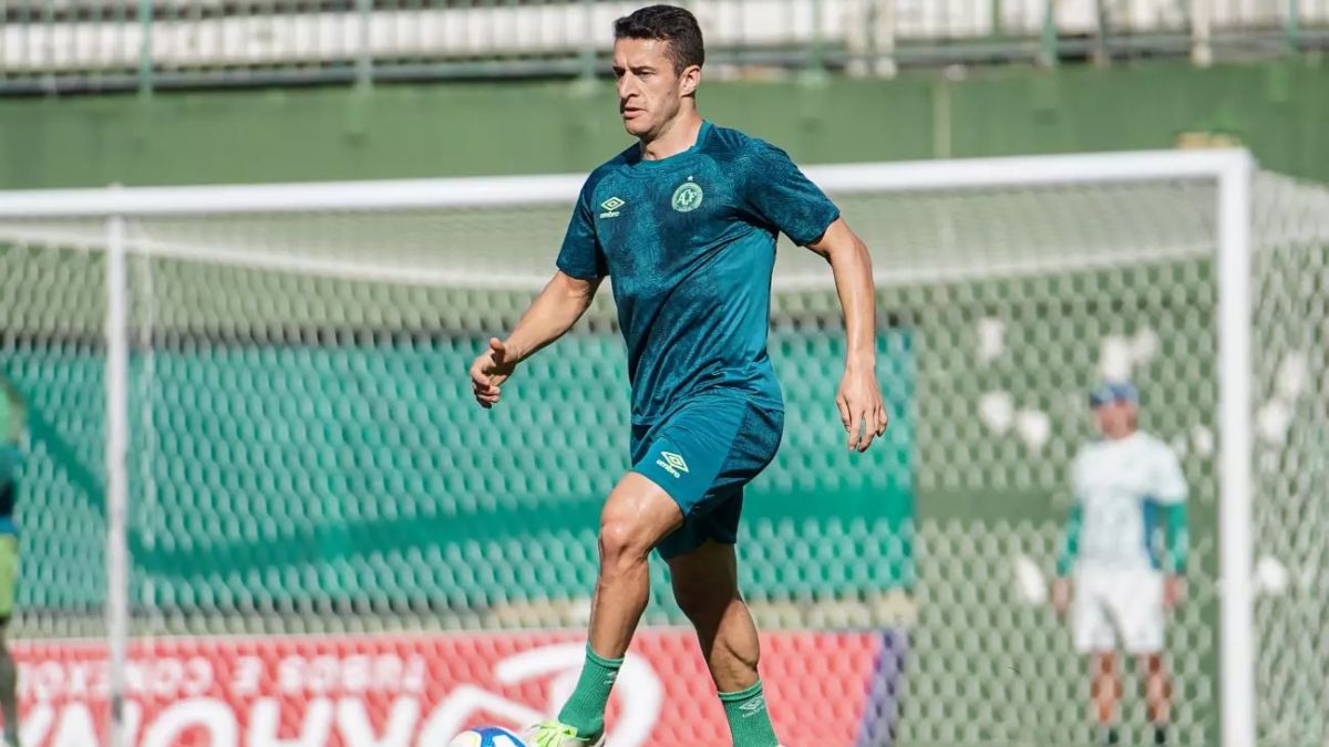 CSA assina pré-contrato com meia Ronaldo Mendes, que retorna ao clube após passagem em 2012