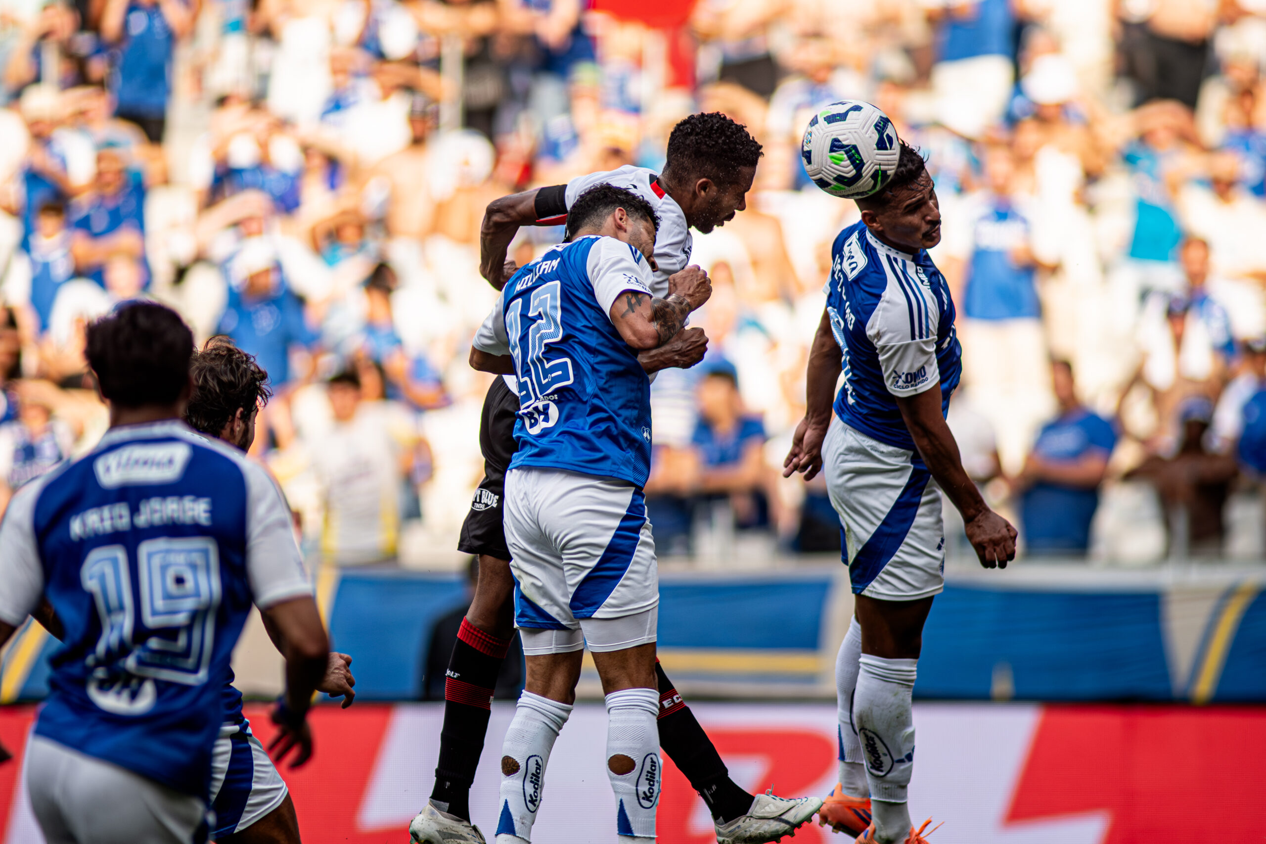 Vitória tenta, mas perde para o Cruzeiro no Mineirão e vê 16º lugar mais distante