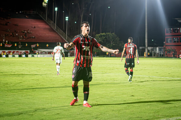 Lucas Halter comemorando seu gol - Foto: Victor Ferreira/EC Vitória