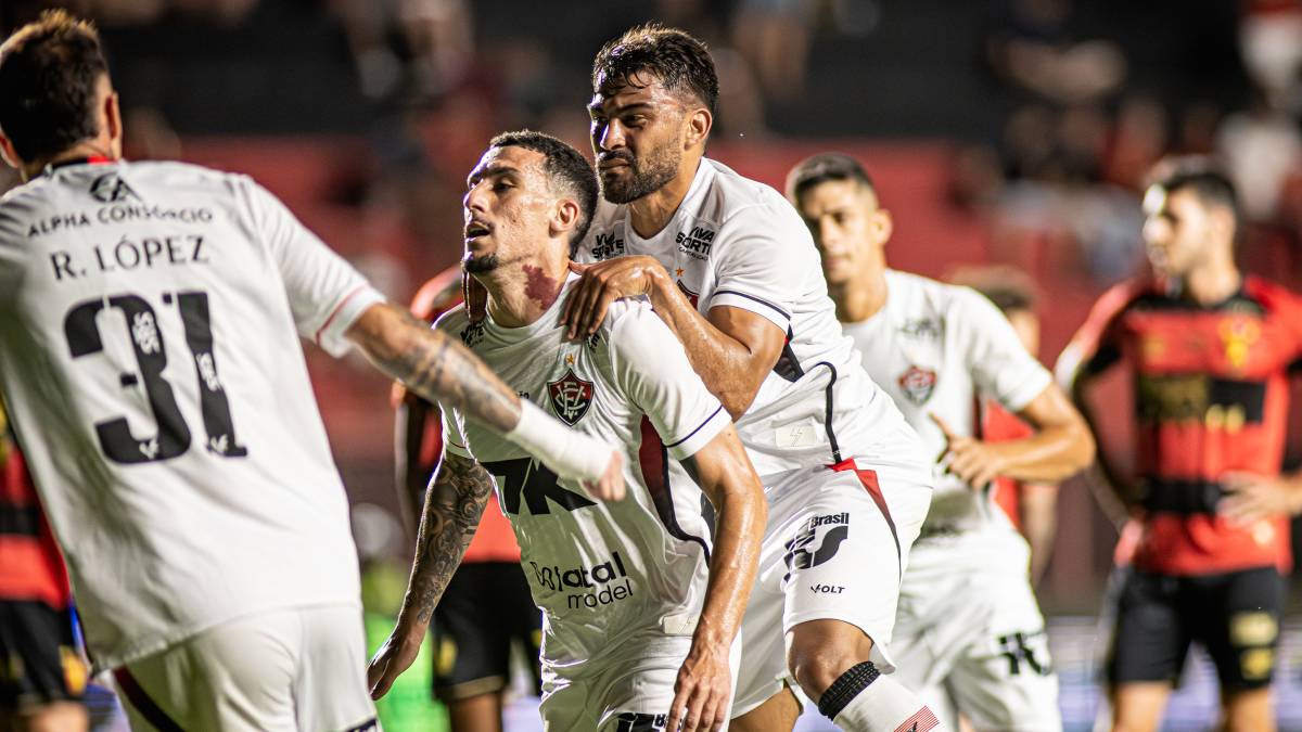 Com gols de Baralhas, Cantalapiedra e Kayzer, Vitória vence o Sport e segue vivo na briga contra o rebaixamento