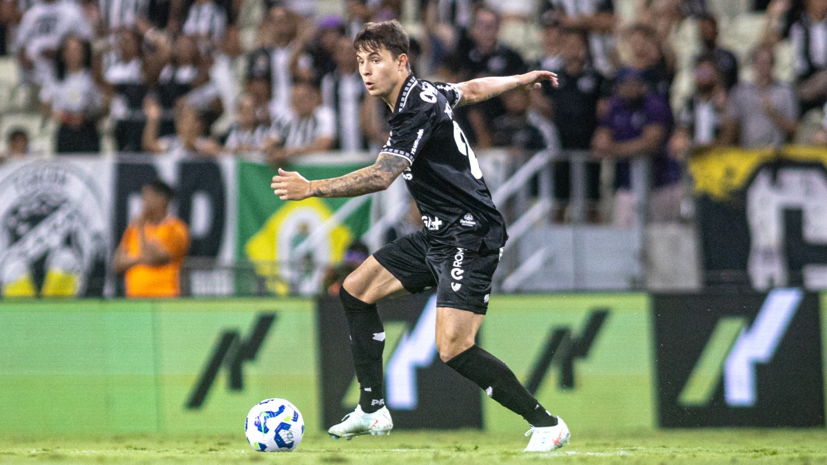 Vinícius Zanocelo, volante do Ceará, em jogo contra o Internacional, pela Série A