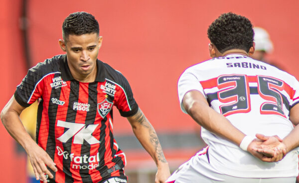 Vitória: Proposta enviada por Erick é recusada pelo São Paulo 1 Erick tenta drible - Foto: Victor Ferreira/EC Vitória