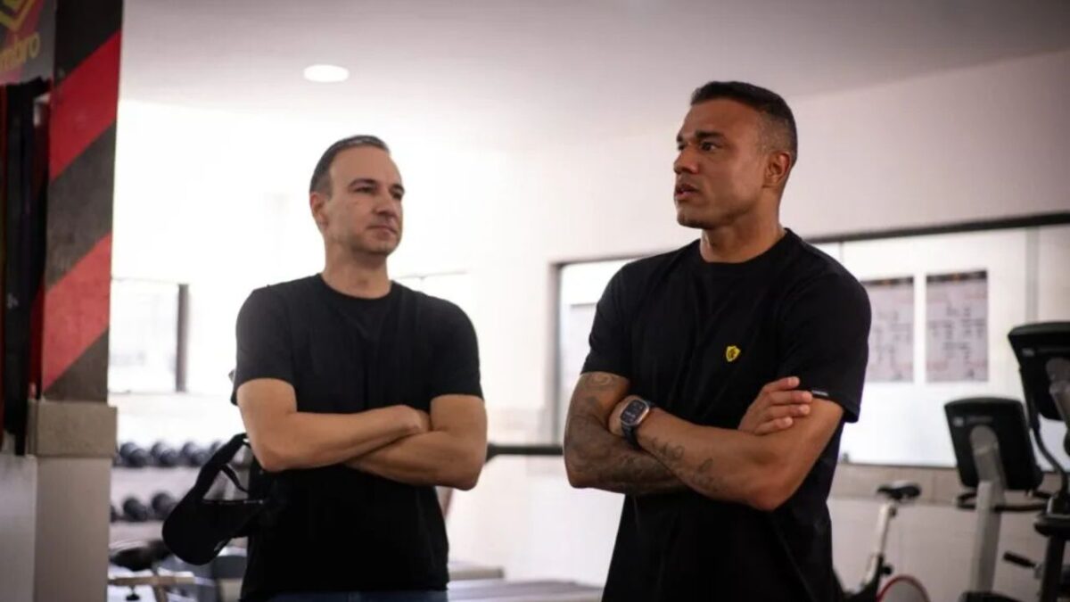 Roger Silva desembarca no Recife para assumir o comando do Sport; treinador esteve no CT