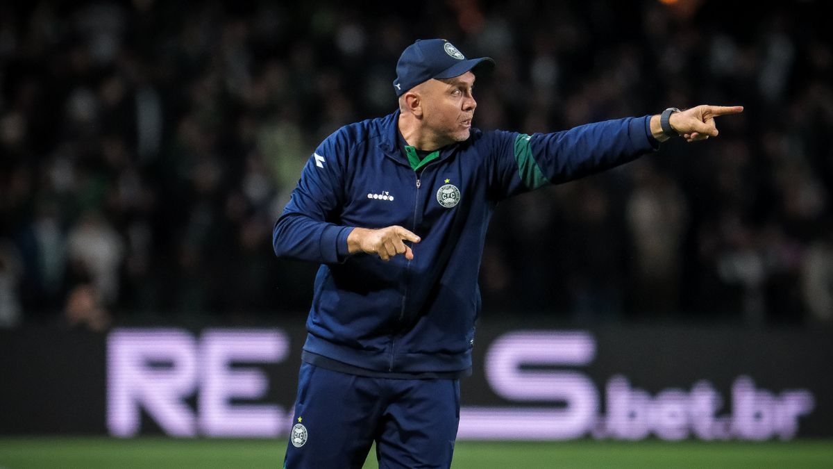 Ceará negocia com Mozart, técnico campeão da Série B 2025