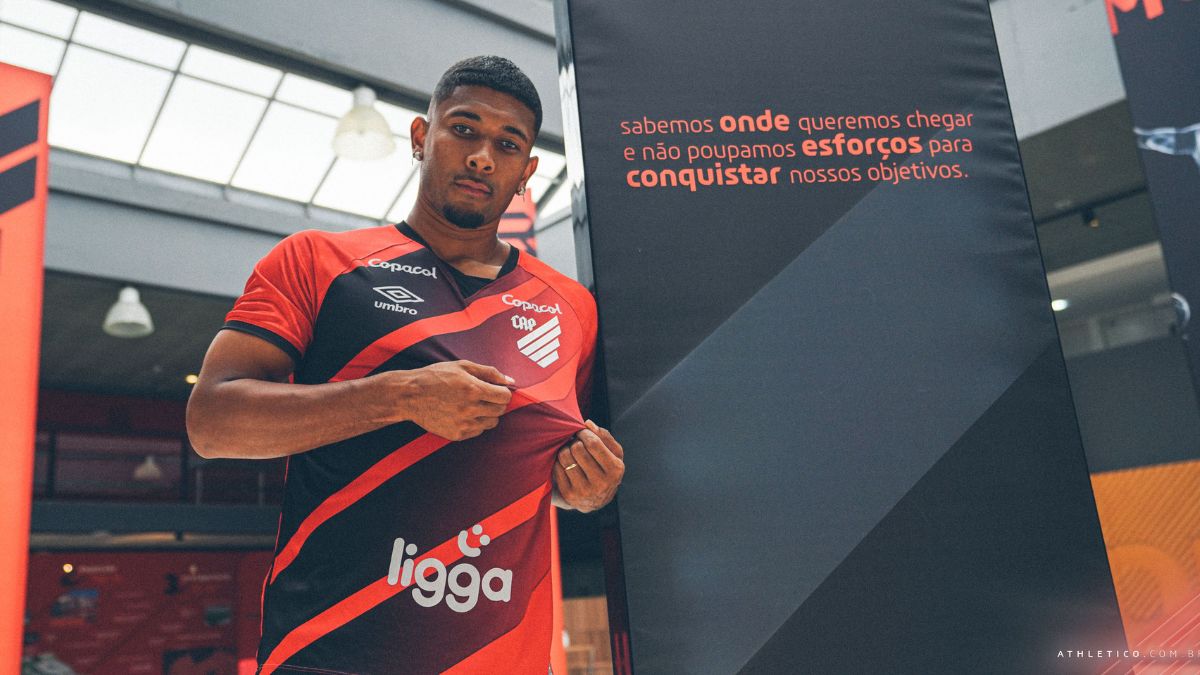 Ceará encaminha contratação do lateral-esquerdo Fernando, do Athletico-PR