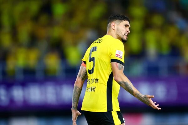 Riccieli em jogo do Qingdao West Coast - Foto: Reprodução/Redes Sociais